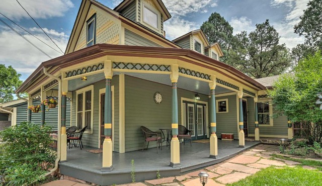 Historic Manitou Springs Victorian: Walk Downtown!