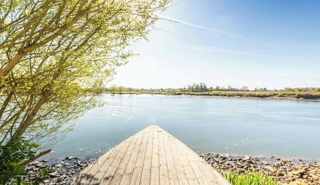 Historic mansion with pool by the Garonne river