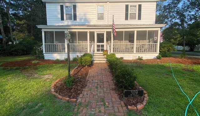 Historic Methodist Parsonage.With a Front Porch Full of Rockers and Stories!