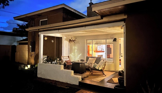 Historic, mid-century retreat w/backyard oasis. 15 Min to Balloon Fiesta Park