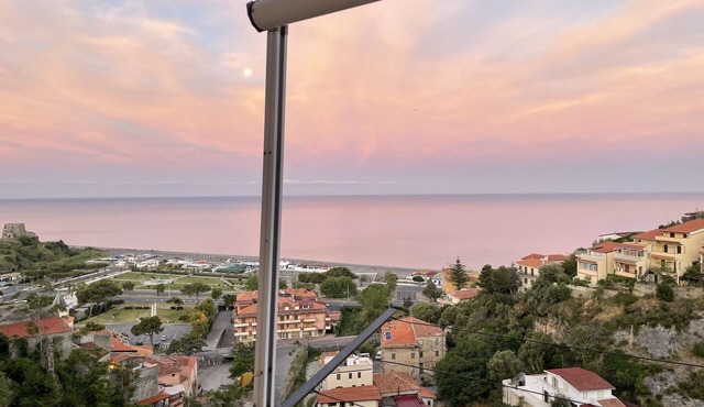 Historic Old Town Home -Sea View in Each Rm - Walk to Beach - Balcony & Terrace