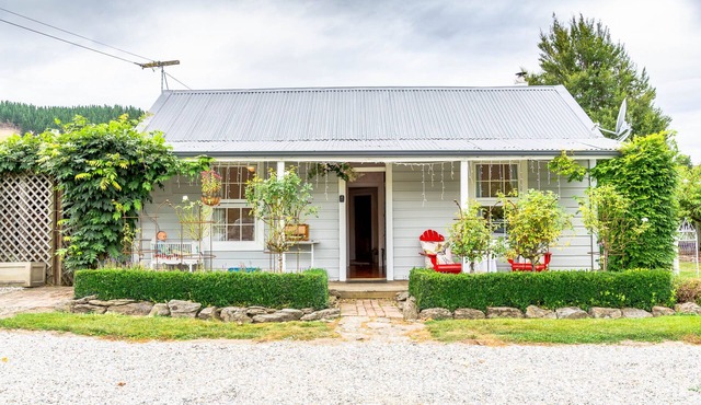 Historic Plum Tree Cottage - unlimited wifi, Rail trail perfect