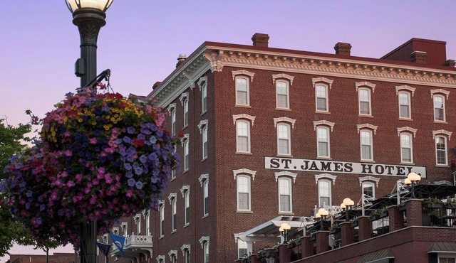 Historic Red Wing Luxury Hotel-Spacious Deluxe room w/1 Queen bed-Bathrobes-Wifi