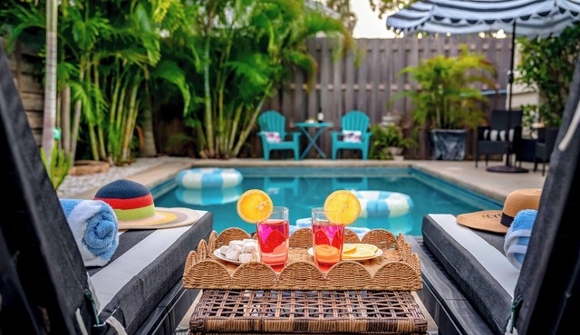 Historic Resort with heated Pool, 15 mins to beach