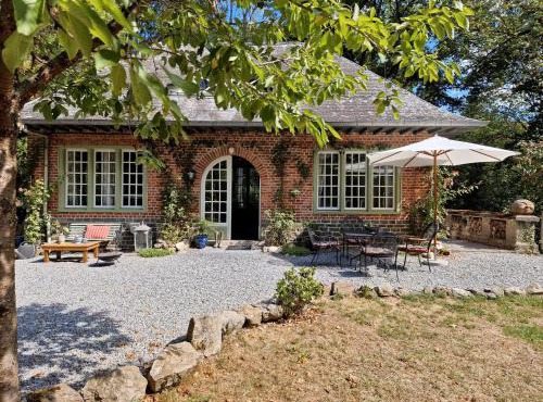 Historic Romantic Pavilion Retreat for 4