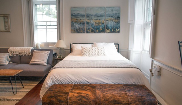 ♥ Historic Studio Minutes to Salem+Beaches Old Town Marblehead Private Parking ♥
