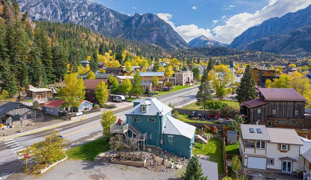 Historic Upper Level Condo | Steps from Hot Springs |Sleeps 8