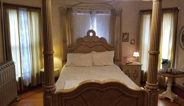 Historic Victorian Inn White Suite
