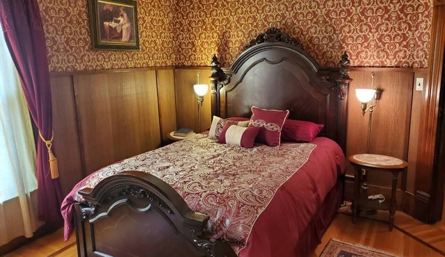 Historic Victorian Inn Wine Suite
