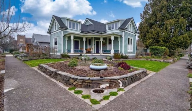 Historic Victorian 4 BR, 4.5 Bath home, w/optional add'l 1 BR, 1 Bath unit.
