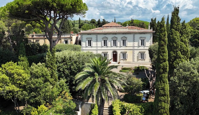 Historic villa for 12 people. in Tuscany, 1 km to the sea with pool and park