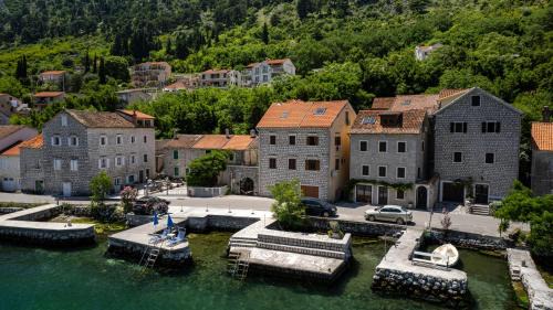 Historic Waterfront Apartment
