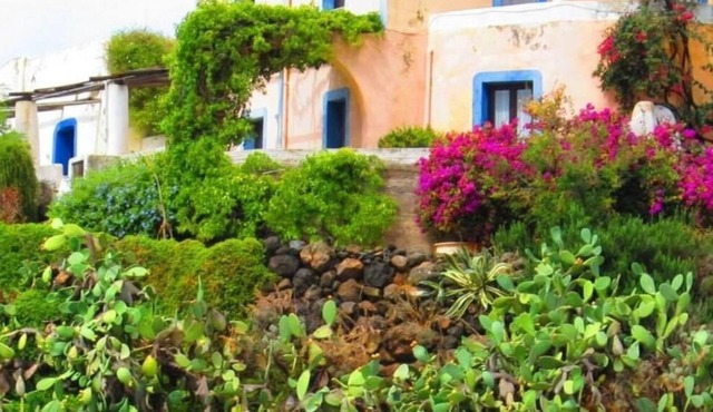 historical and panoramic house in loc. Tonna