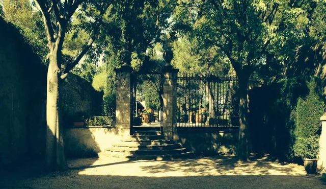 Historical monument listed house, garden & swimming pool close to vineyards