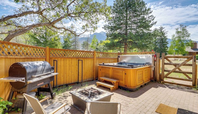 Historical Mtn-View Getaway w/Hot Tub in Sandy!
