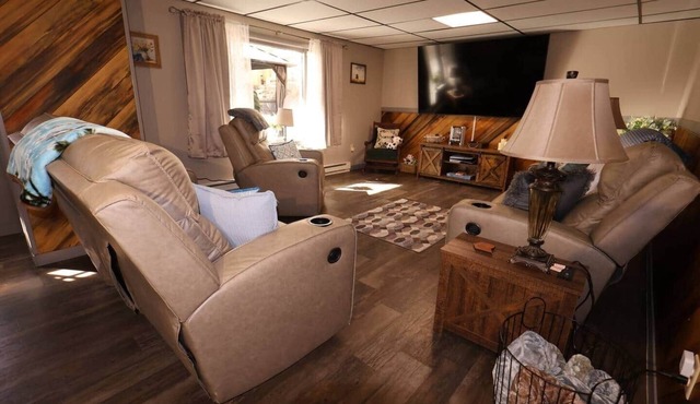 Hocking Hills 2BR Apartment w/Aspen Hot Tub, Starlink Wi-Fi & Patio