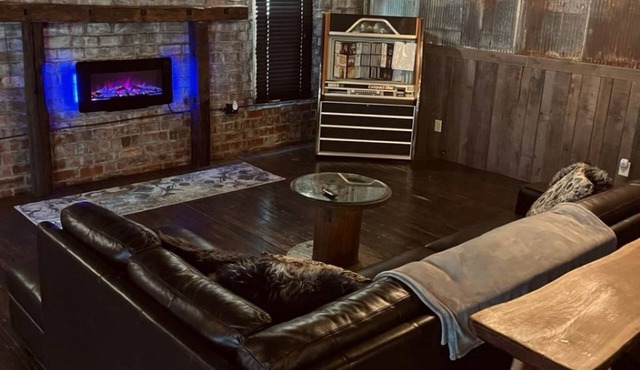 Hocking Hills Rusty Loft - Fireplace - GameRoom - Kitchen - Downtown Logan