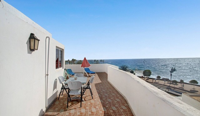 Holiday Apartment 'El Quintero' with Sea and Mountain Views, Balcony & Wi-Fi