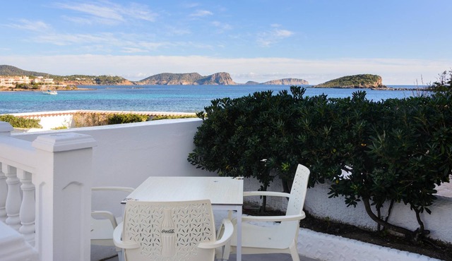 Holiday Apartment in a Well-Maintained Complex with AC and Terrace
