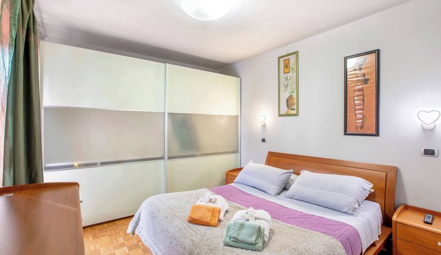 Holiday Apartment "La Maison Des Jumeaux" with Private Terrace, Shared Garden & Wi-Fi