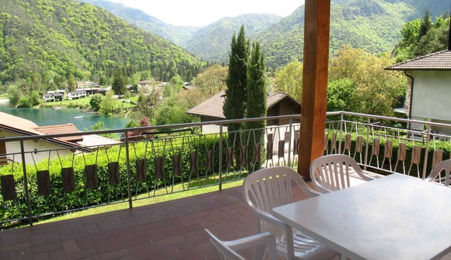Holiday apartment overlooking lake