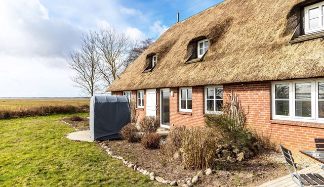 Holiday Apartment "Schipp Landen Frida" with Shared Garden & Wi-Fi