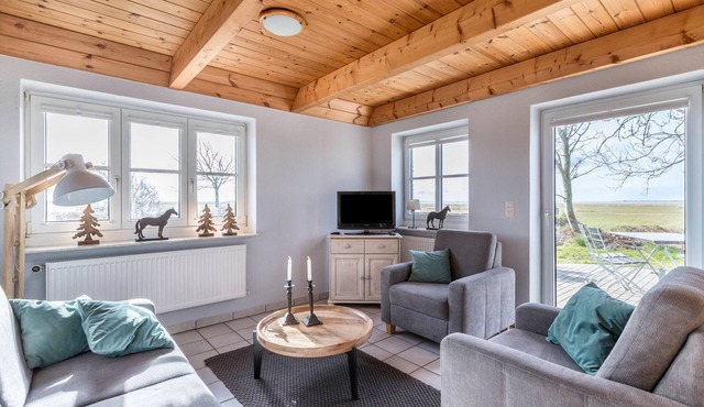 Holiday Apartment "Schipp Landen Johanna" with Shared Garden & Wi-Fi