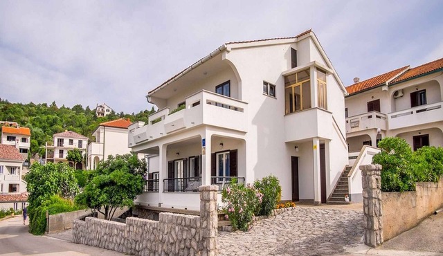Holiday apartment with beautiful terrace, close to the beach