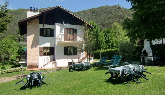 Holiday apartment with large community garden