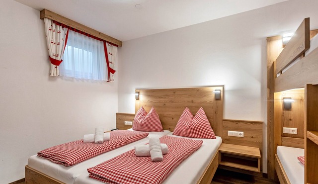 Holiday flat 'Apartment mit Blick Auf Die Berge' with mountain view, garden and WiFi.