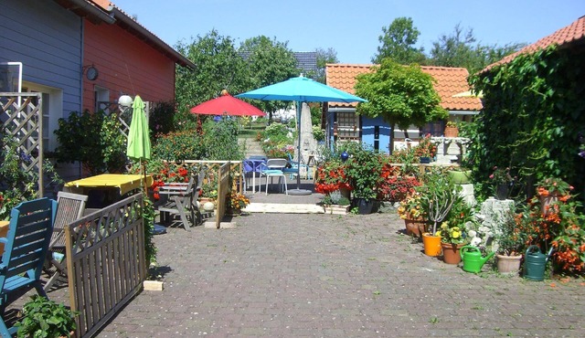 Holiday flat "Bisschen bunt" with terrace