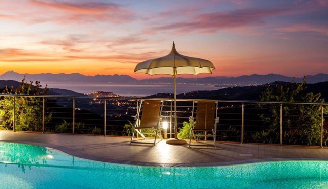 Holiday flat 'Pomegranate' with pool