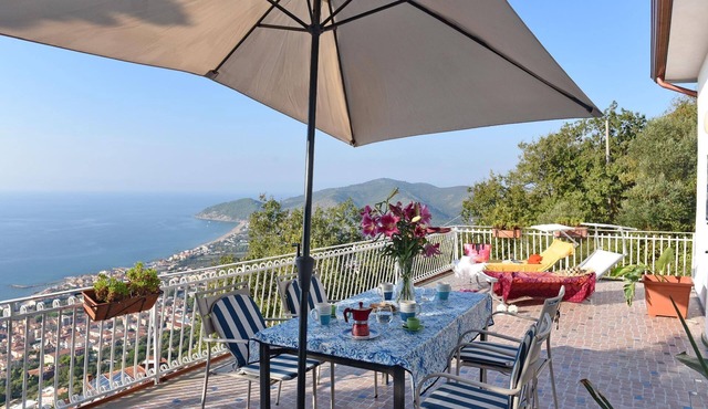 Holiday flat with sea view and large terrace