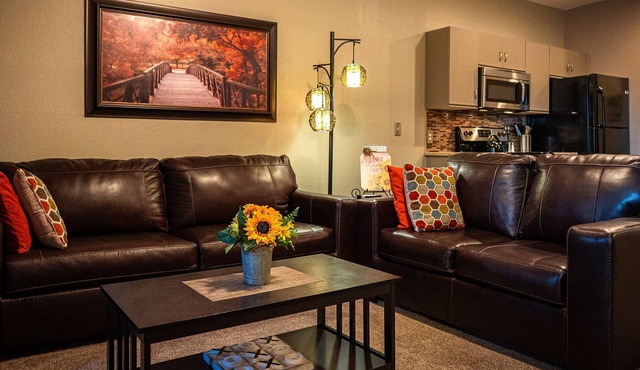 Holiday Hills 2BR — Pools, Golf, Walk-In Shower