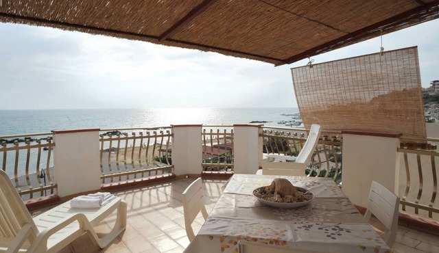 Holiday Home 'Appartamento C - Le Terrazze' with Sea View, Wi-Fi and Air Conditioning