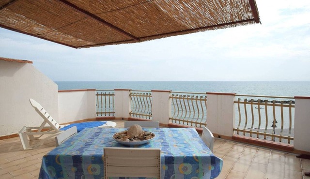 Holiday Home 'Appartamento B - Le Terrazze' with Sea View, Wi-Fi and Air Conditioning