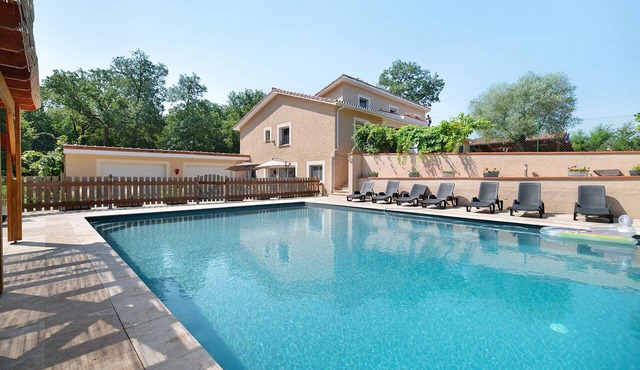Holiday Home 'Appartement Type F4' with Shared Pool, Private Terrace and Wi-Fi