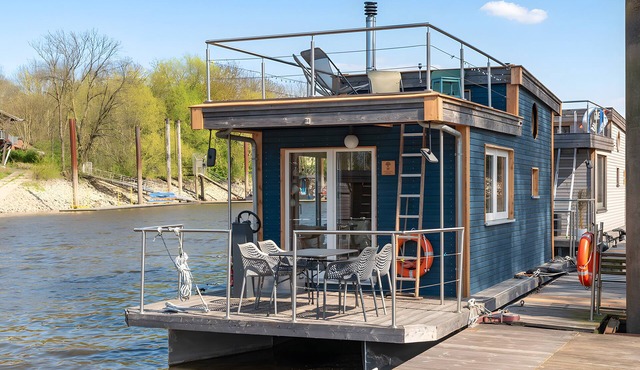 Holiday Home 'Besonderes Tiny Hausboot Marianne' with Private Terrace and Wi-Fi