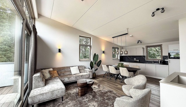 Holiday home by the water (4–6 persons), pets allowed, with a rooftop terrace and views over the Rhederlaag. Enjoy peace, nature, and comfort within walking distance of the beach. Close to the Posbank and ideal for walkers and cyclists.