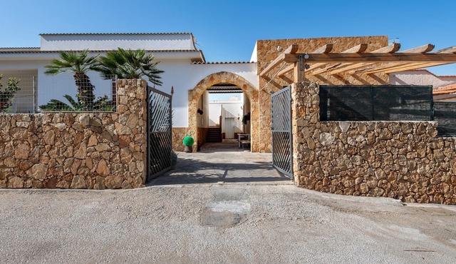 Holiday Home "Dolce Tramonto" Near Beach with Mountain View, Garden & Wi-Fi