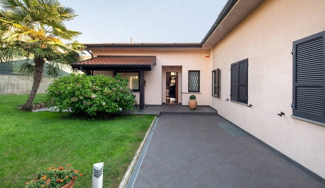 Holiday Home 'Dreams To Lake Como' with Private Garden and Wi-Fi