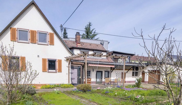 Holiday Home 'Gemütliches Altes Häus'chen' with Private Terrace and Private Garden