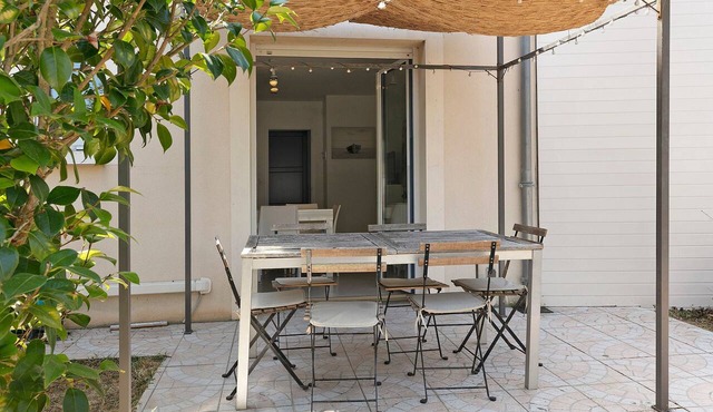 Holiday Home 'Kerann 1min from the Beach with Private Garden', Private Terrace & Wi-Fi