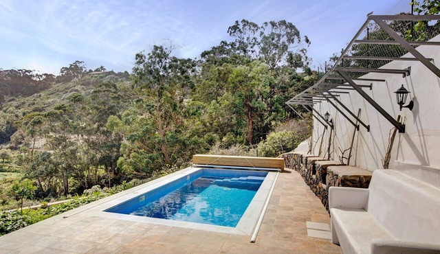 Holiday Home "La Bodega de Julián" with Mountain Views, Private Pool and Wi-Fi