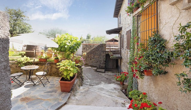 Holiday Home 'La Casina di Nella" with Mountain View, Shared Garden and Balcony