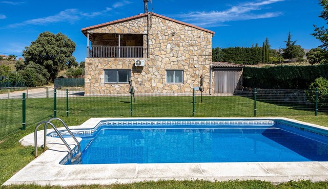 Holiday Home 'La Nave De Gredos' with Mountain View, Pool and Air Conditioning