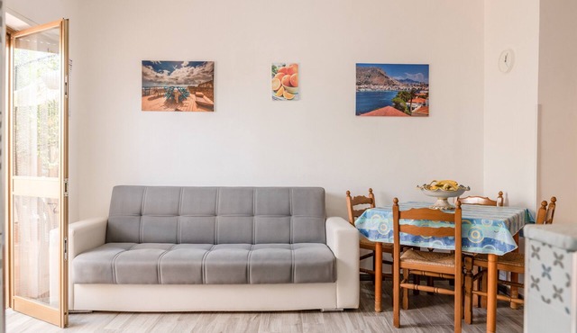 Holiday Home 'Monolocale Arredato - Le Terrazze' with Sea View, Wi-Fi and Air Conditioning
