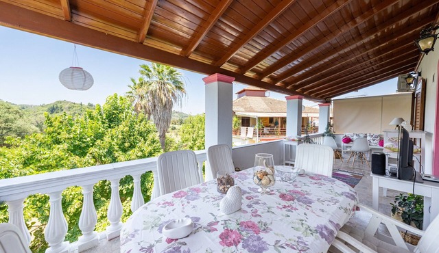 Holiday Home 'Nana's House' with Mountain View, Wi-Fi and Air Conditioning