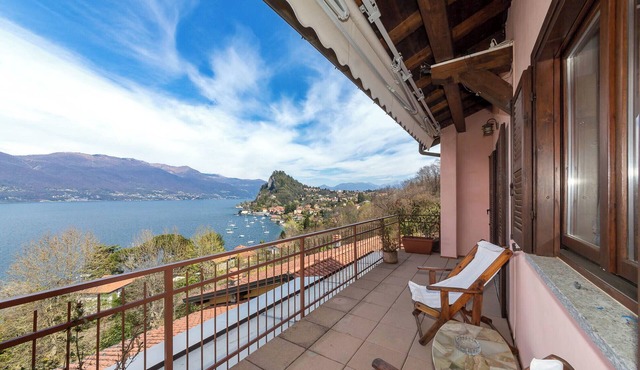 Holiday Home Parco Azzurro close to Lake with Pool & Wi-Fi