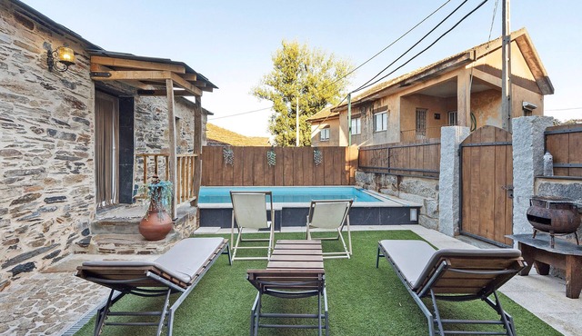 Holiday Home 'T5 with Chica's Pool' in Arouca